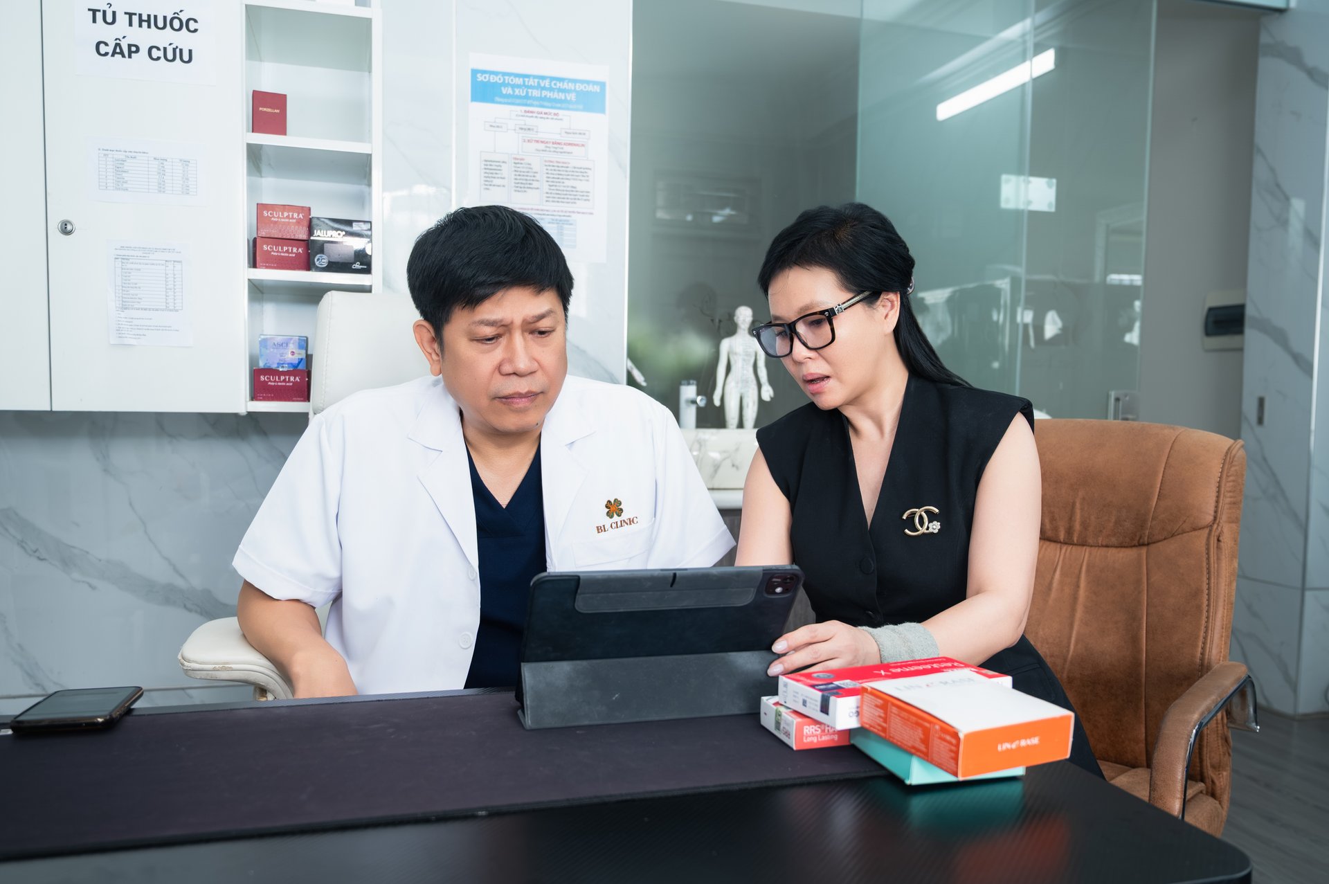 Bác sĩ và Giám đốc định hướng chuyên môn BL Clinic tư vấn cho khách