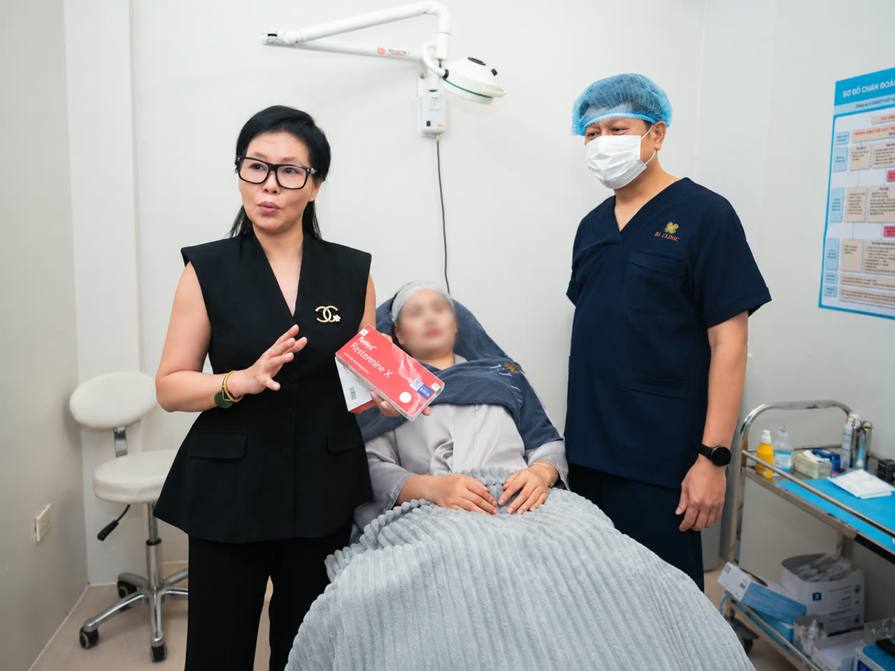 Giám đốc định hướng chuyên môn giới thiệu sản phẩm cho khách