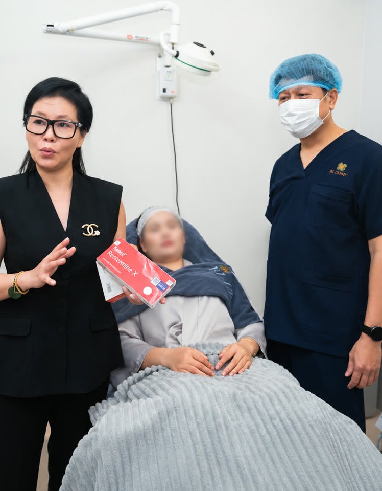 Giám đốc định hướng chuyên môn giới thiệu sản phẩm cho khách