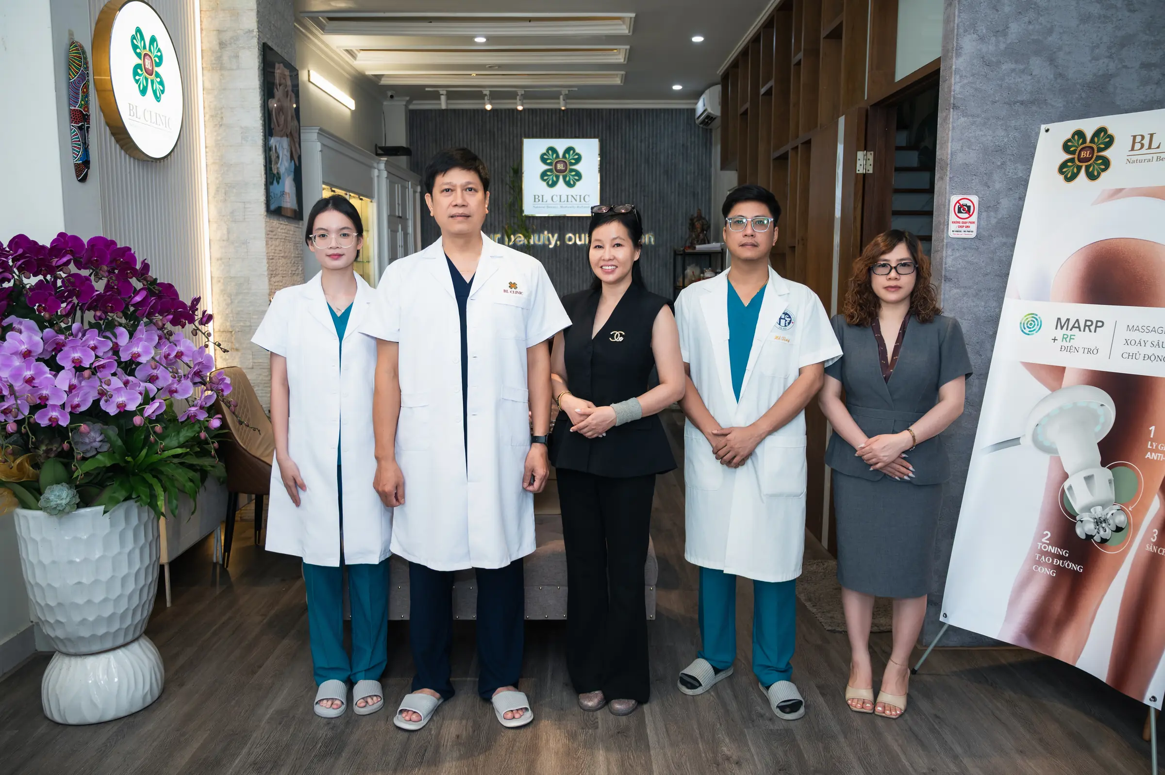 Bác sĩ, Giám đốc định hướng chuyên môn và đội ngũ BL Clinic tại sảnh phòng khám